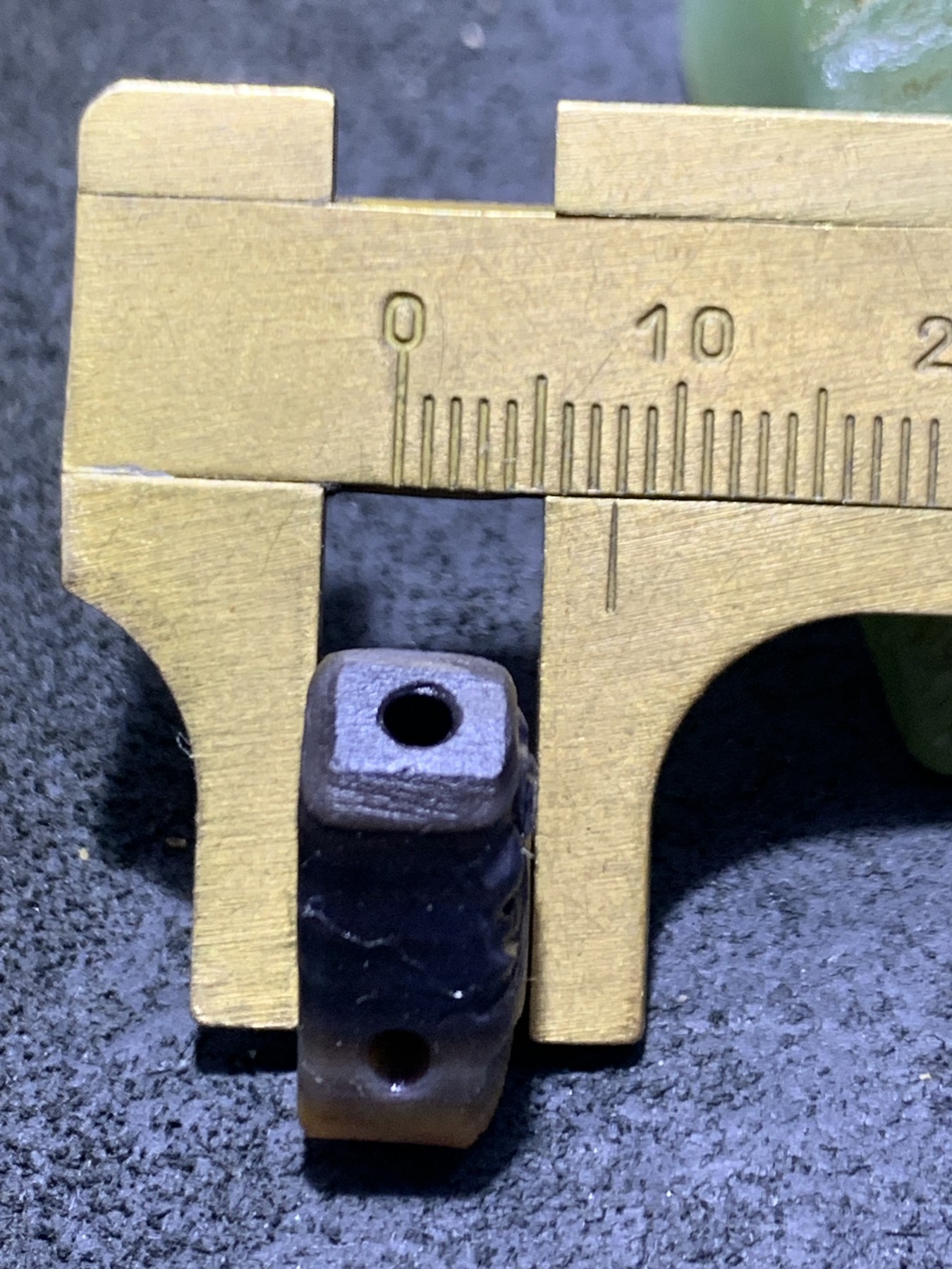 精美亚光战国红玛瑙手工俏色巧雕小财主一体佛头三通一个，