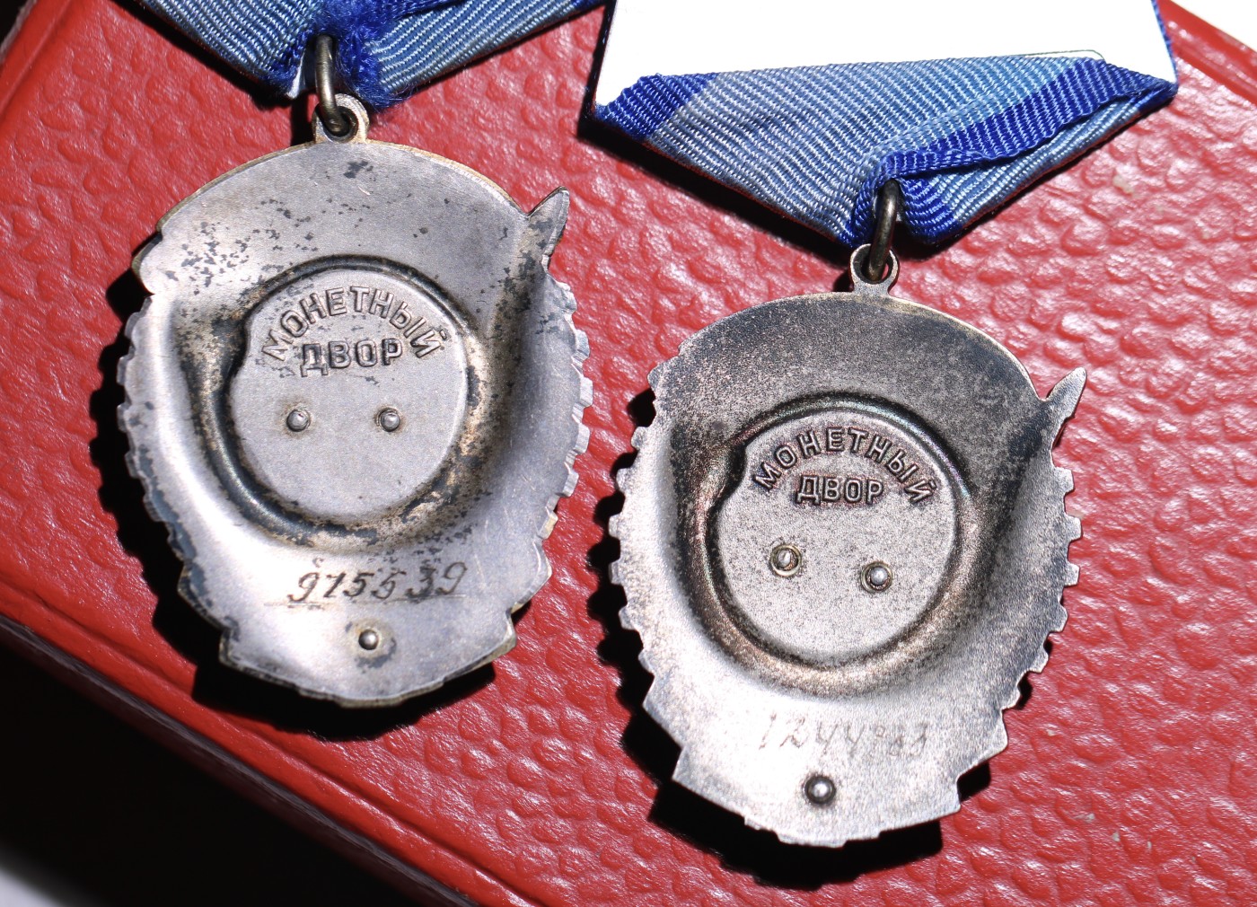 大猫徽章拍卖232期 劳动红旗一对带证 同一人获得 克宫版 全品 