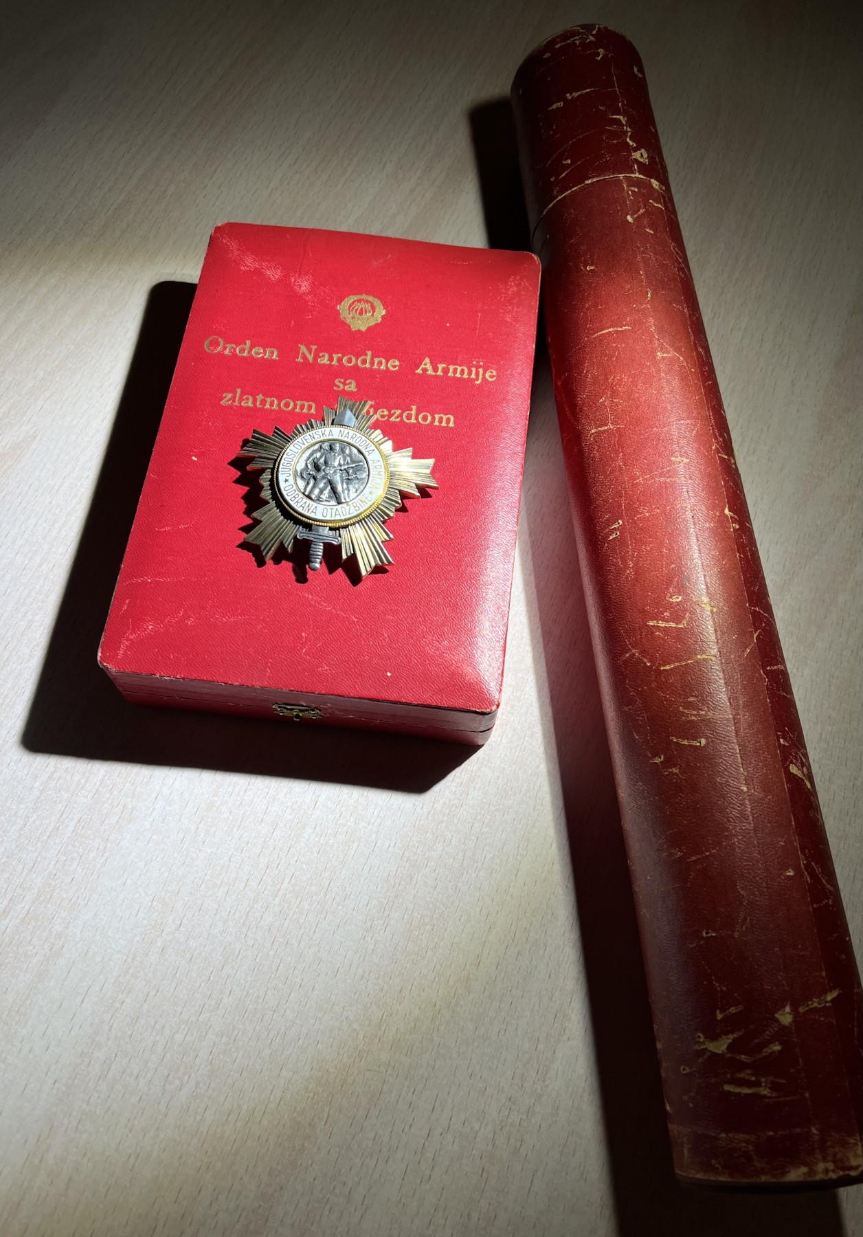 大猫徽章拍卖232期 南斯拉夫二级人民军勋章 原盒原证 好品