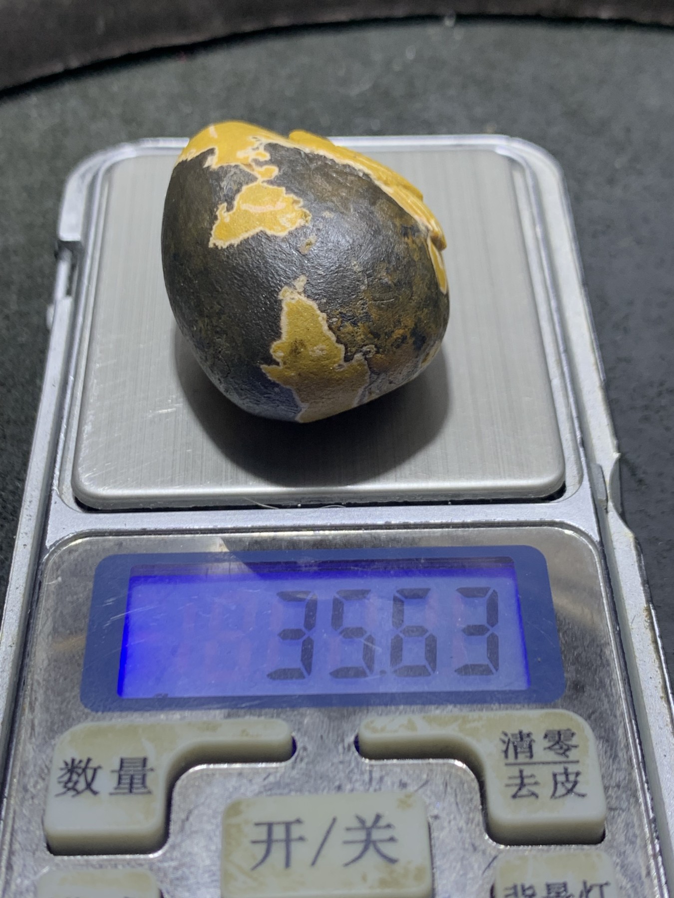 精美亚光原皮战国红玛瑙手工俏色巧雕喜鹊随形吊坠(把件)一个，