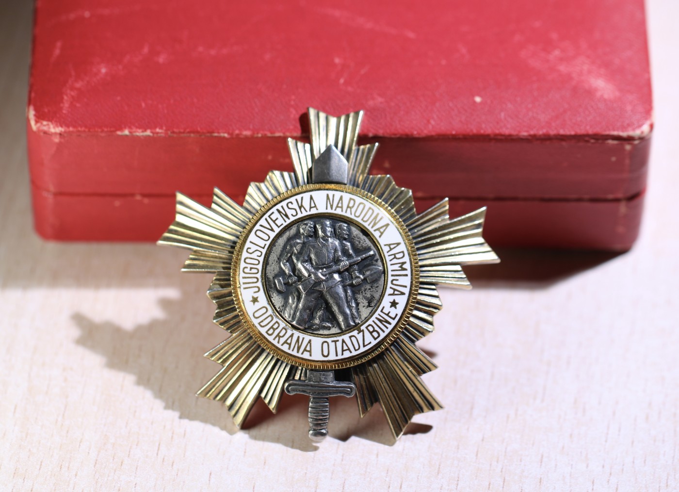 大猫徽章拍卖232期 南斯拉夫二级人民军勋章 原盒原证 好品