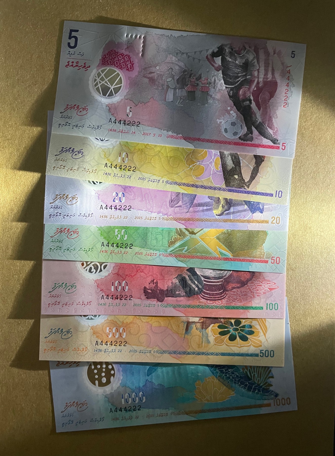 【Blue Auction】✨世界纸币精拍第370期——莫总专场XXIX 【一组7张A冠444222全同号双豹子】马尔代夫 2015年5-1000拉菲亚 全新UNC