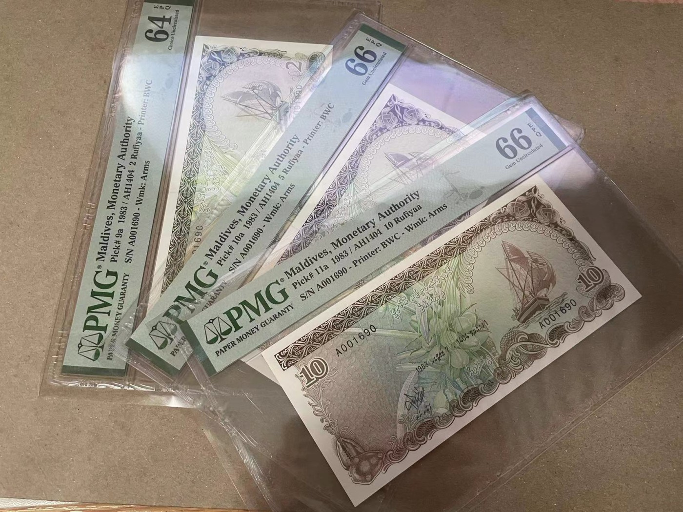 【Blue Auction】✨世界纸币精拍第370期——莫总专场XXIX 【一组7张 带原册 A冠1690倒置号全同】马尔代夫 1983-90年2-500拉菲亚 PMG67EPQ-64EPQ 精美 