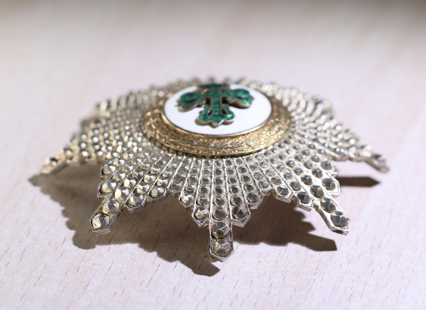 大猫徽章拍卖232期 葡萄牙王国 银质阿维什大十字星芒章，背面带多个标。