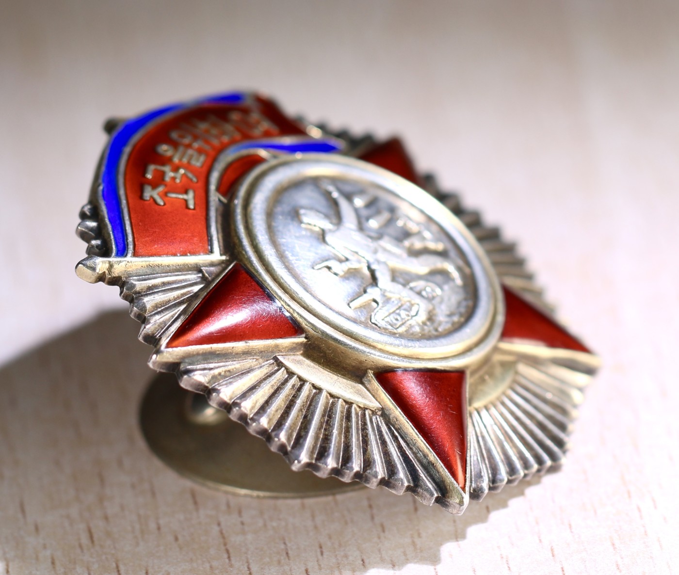 大猫徽章拍卖232期 朝鲜🇰🇵二级自由独立勋章 好品 配木盒