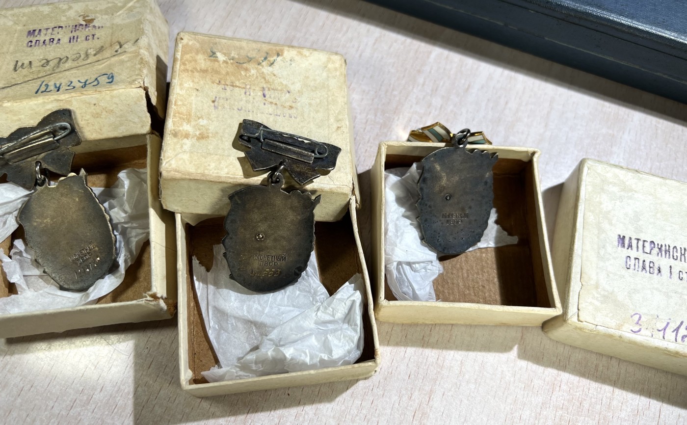 大猫徽章拍卖232期 苏联英雄母亲金星勋奖大全套 原盒原证 品相俱佳