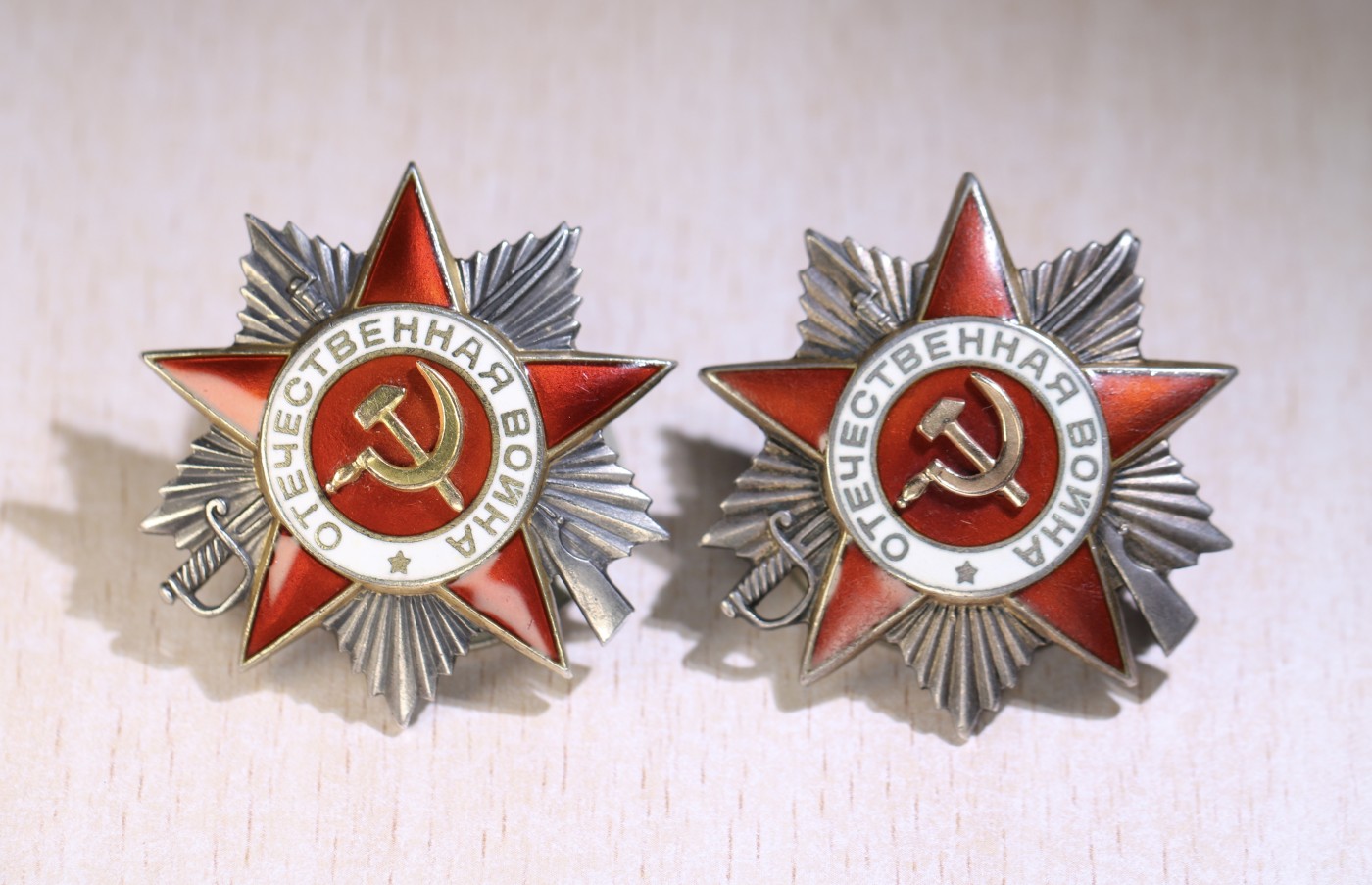 大猫徽章拍卖232期 苏联43二卫一组 同一部队战士 同一天颁给 