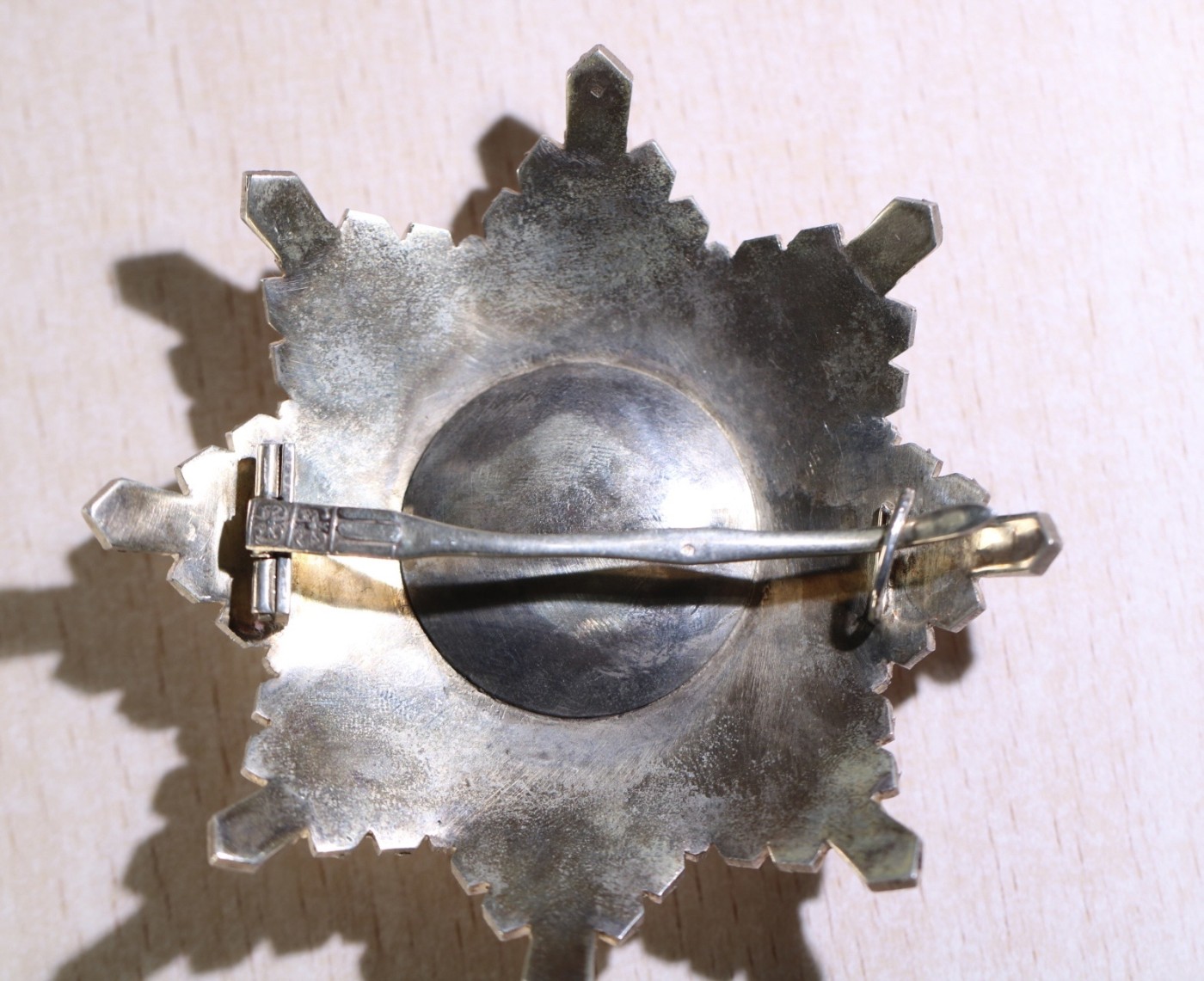 大猫徽章拍卖232期 葡萄牙王国 银质阿维什大十字星芒章，背面带多个标。