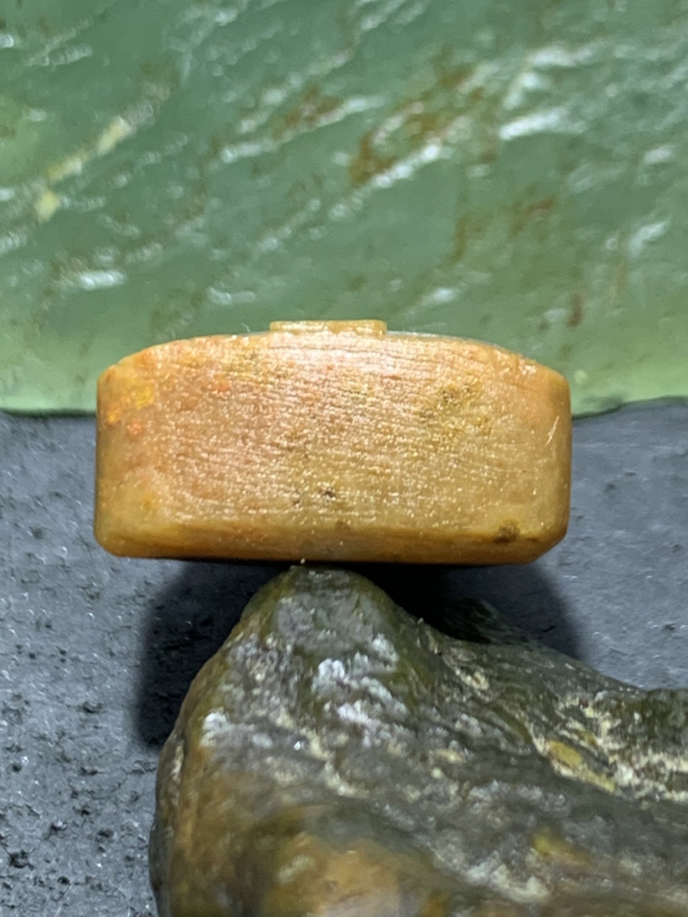 精美亚光战国红玛瑙手工俏色巧雕小财主一体佛头三通一个，