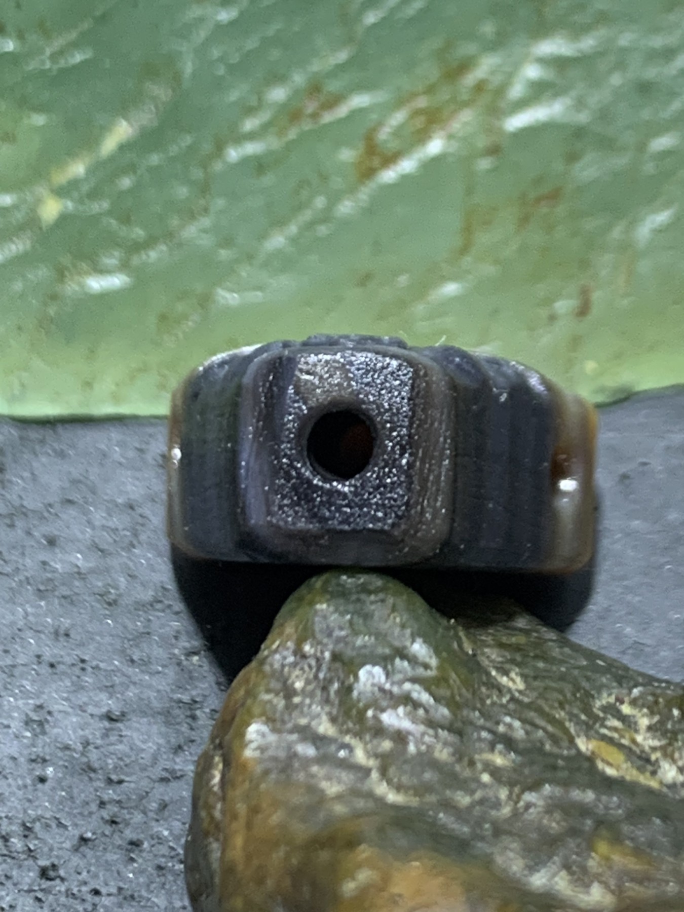 精美亚光战国红玛瑙手工俏色巧雕小财主一体佛头三通一个，