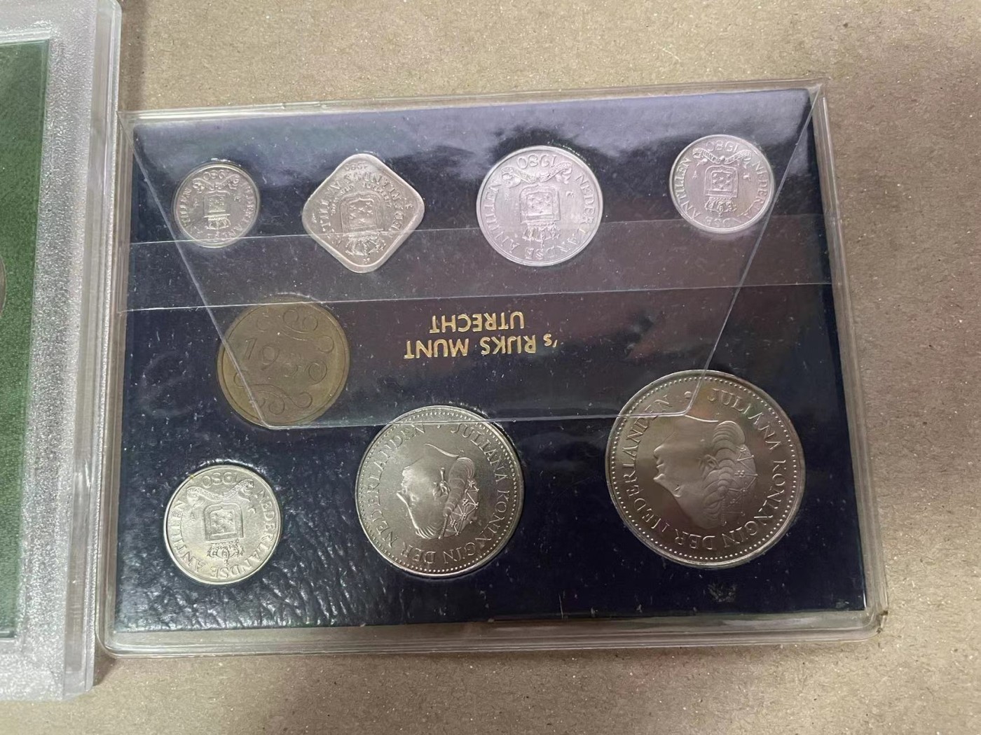 【Blue Auction】✨世界纸币精拍第370期——莫总专场XXIX 【一组2盒】荷属安的列斯、爱尔兰全套硬币一组 