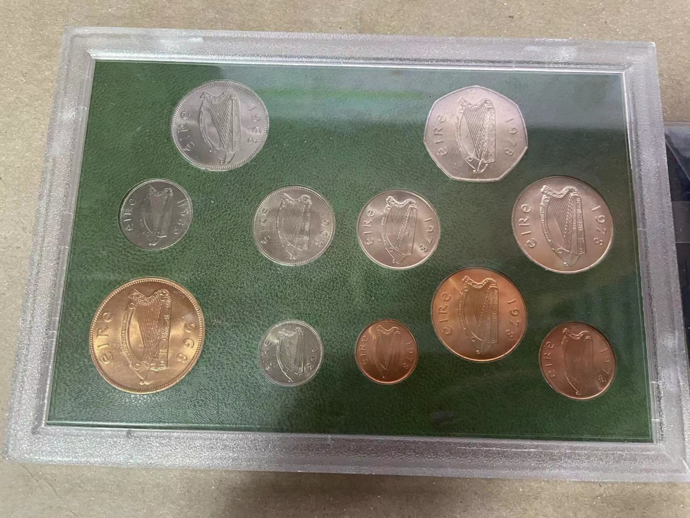 【Blue Auction】✨世界纸币精拍第370期——莫总专场XXIX 【一组2盒】荷属安的列斯、爱尔兰全套硬币一组 