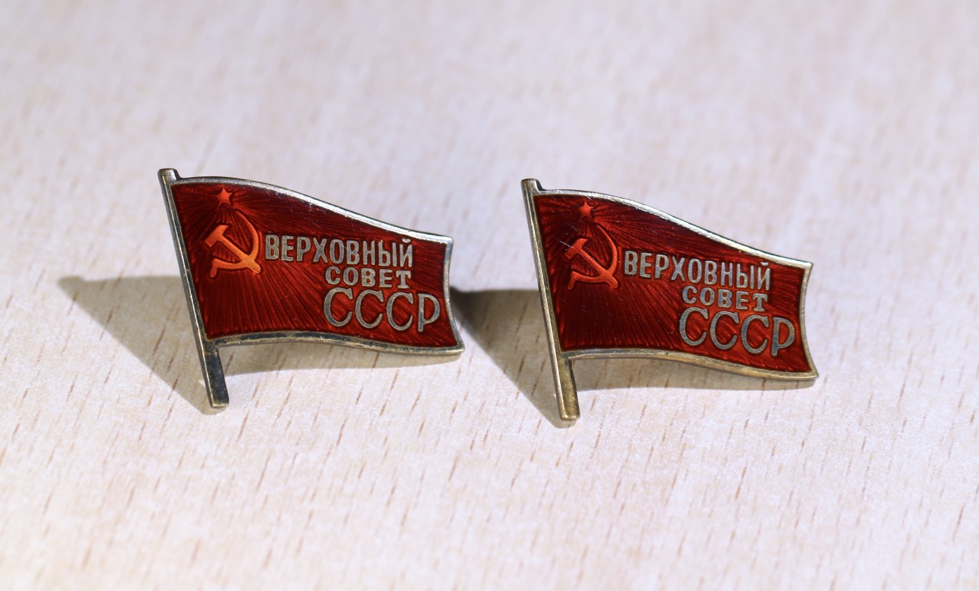 大猫徽章拍卖232期 苏联小红旗一组 档案齐全 有原盒