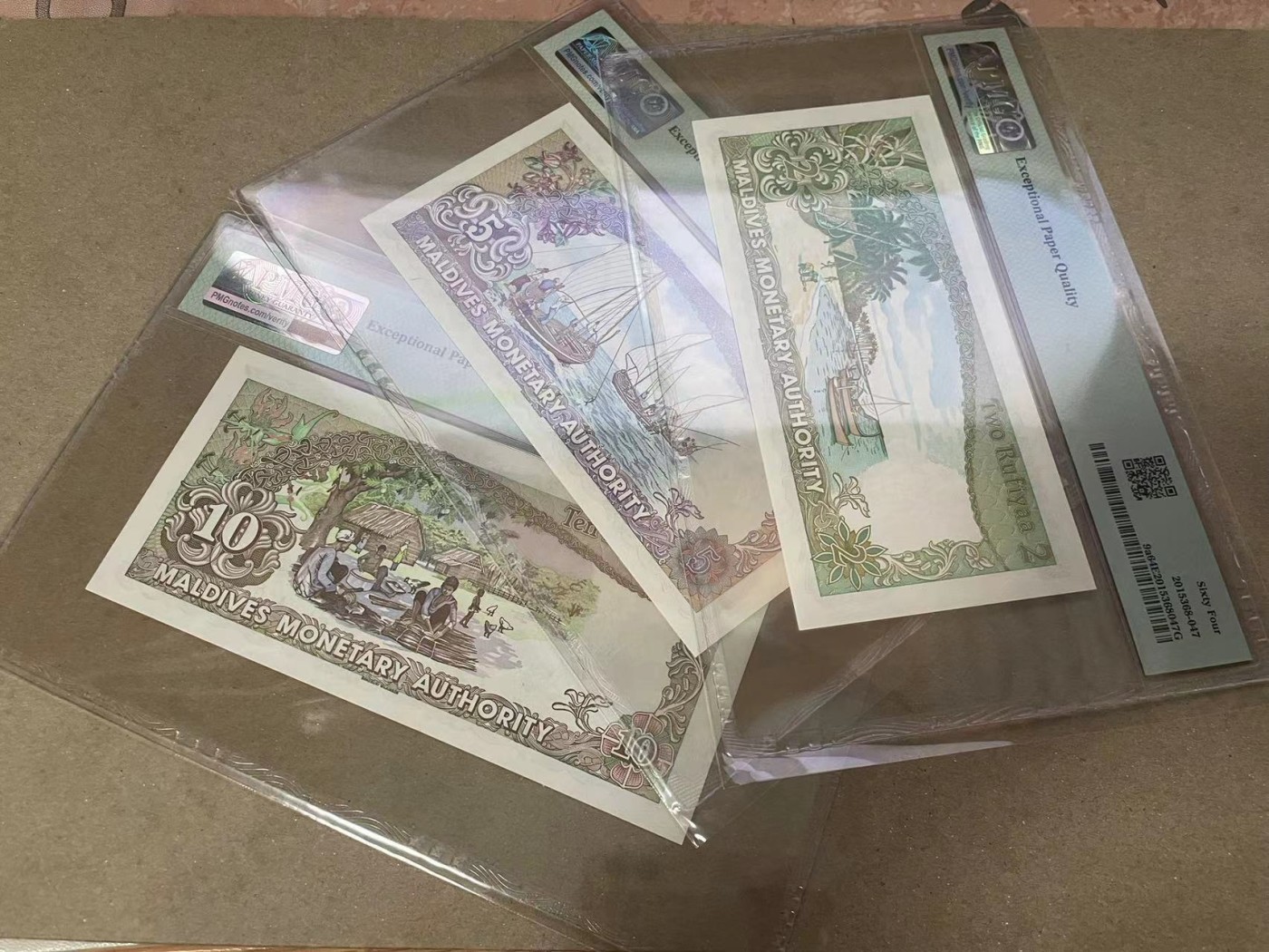 【Blue Auction】✨世界纸币精拍第370期——莫总专场XXIX 【一组7张 带原册 A冠1690倒置号全同】马尔代夫 1983-90年2-500拉菲亚 PMG67EPQ-64EPQ 精美 