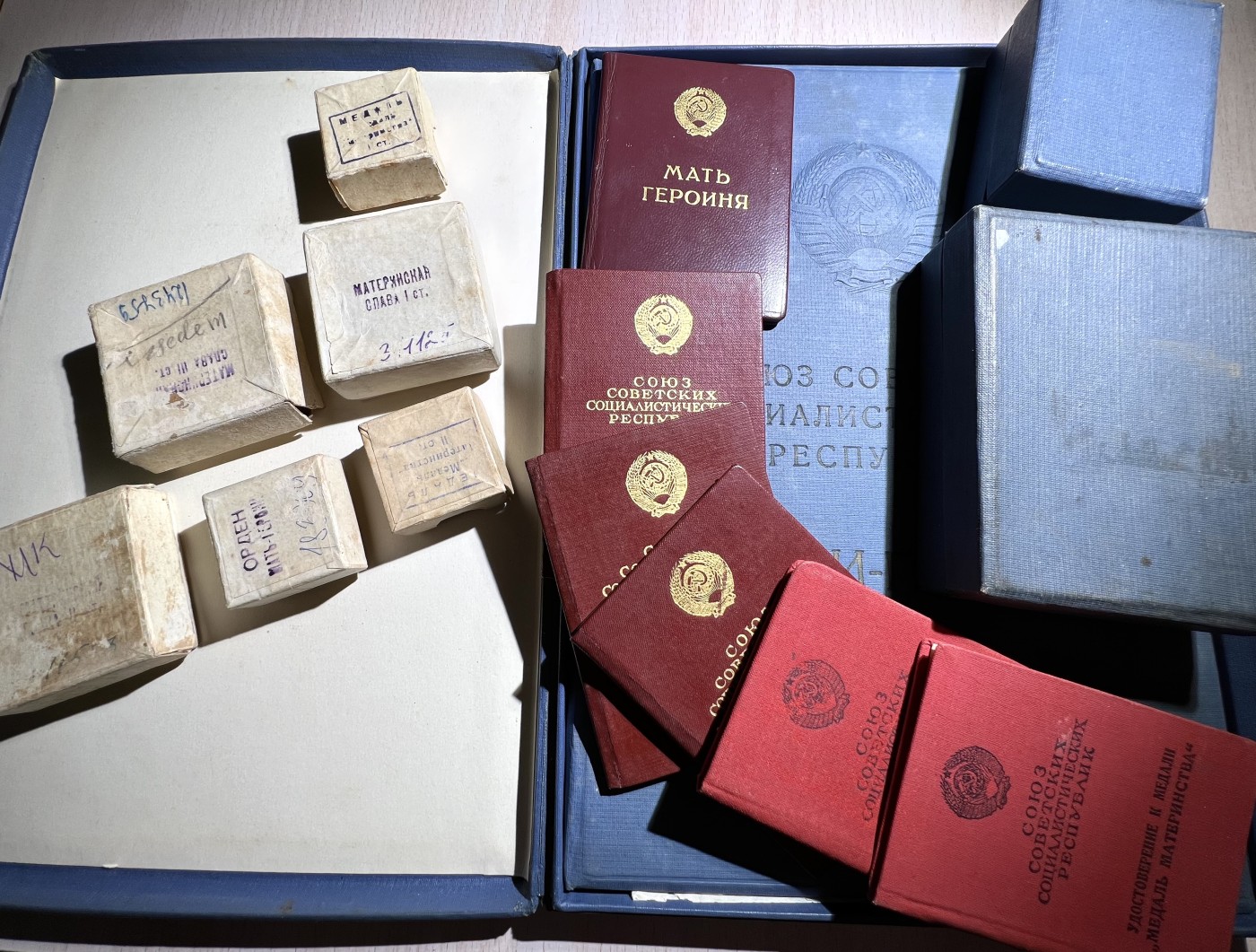 大猫徽章拍卖232期 苏联英雄母亲金星勋奖大全套 原盒原证 品相俱佳