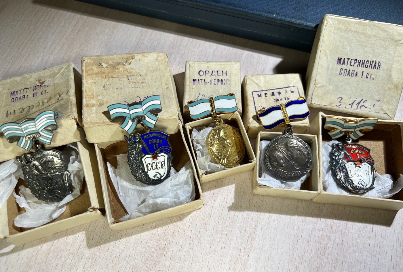 大猫徽章拍卖232期 苏联英雄母亲金星勋奖大全套 原盒原证 品相俱佳