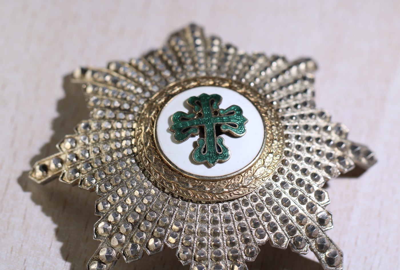 大猫徽章拍卖232期 葡萄牙王国 银质阿维什大十字星芒章，背面带多个标。