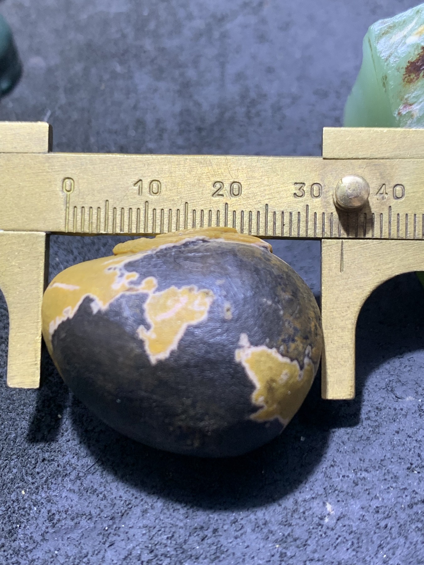 精美亚光原皮战国红玛瑙手工俏色巧雕喜鹊随形吊坠(把件)一个，