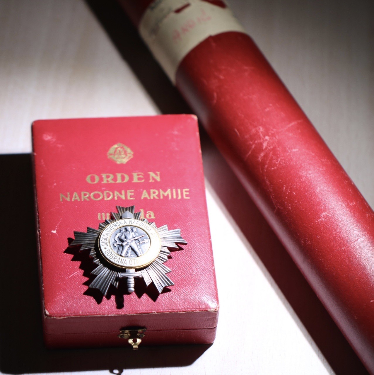 大猫徽章拍卖232期 南斯拉夫三级人民军勋章 原盒原证 好品