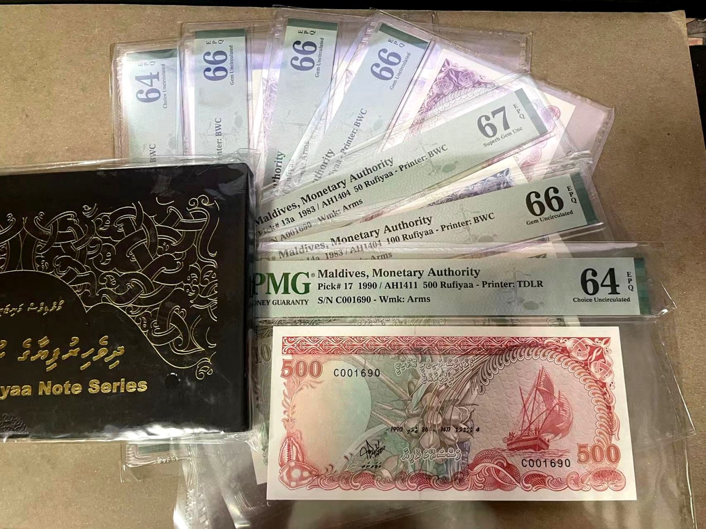 【Blue Auction】✨世界纸币精拍第370期——莫总专场XXIX 【一组7张 带原册 A冠1690倒置号全同】马尔代夫 1983-90年2-500拉菲亚 PMG67EPQ-64EPQ 精美 