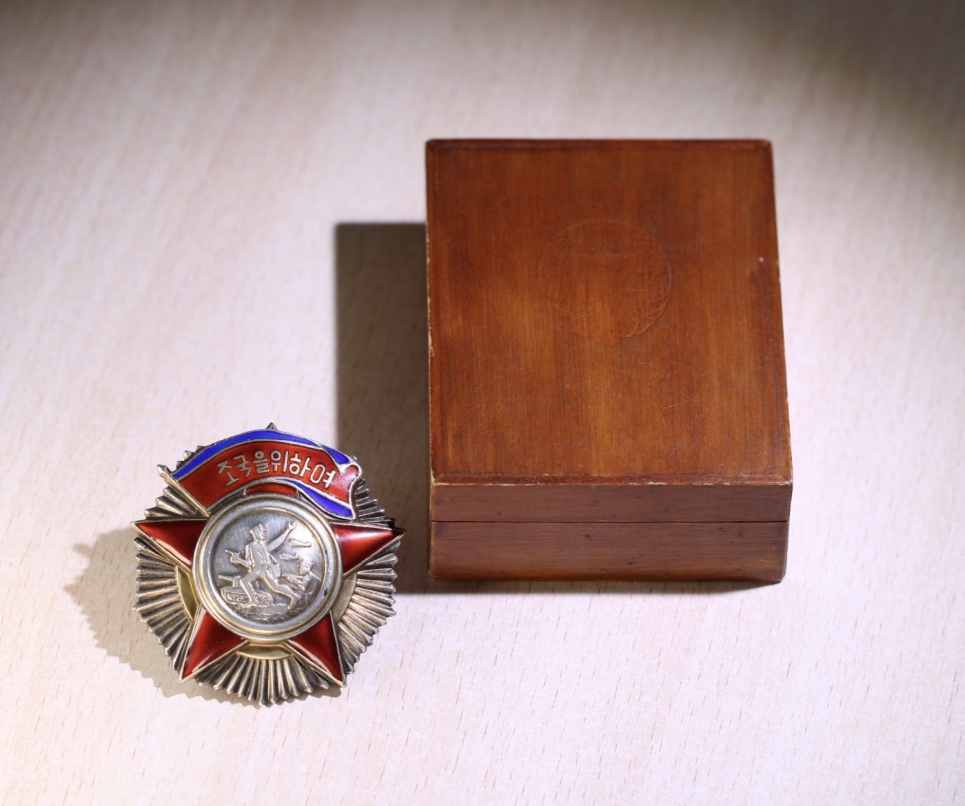 大猫徽章拍卖232期 朝鲜🇰🇵二级自由独立勋章 好品 配木盒