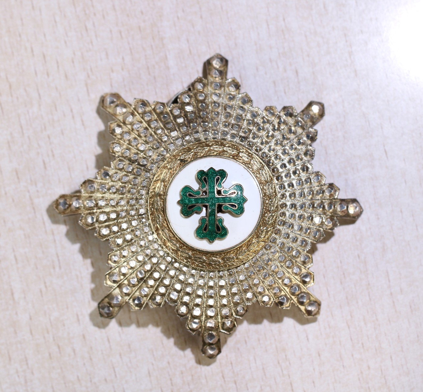 大猫徽章拍卖232期 葡萄牙王国 银质阿维什大十字星芒章，背面带多个标。