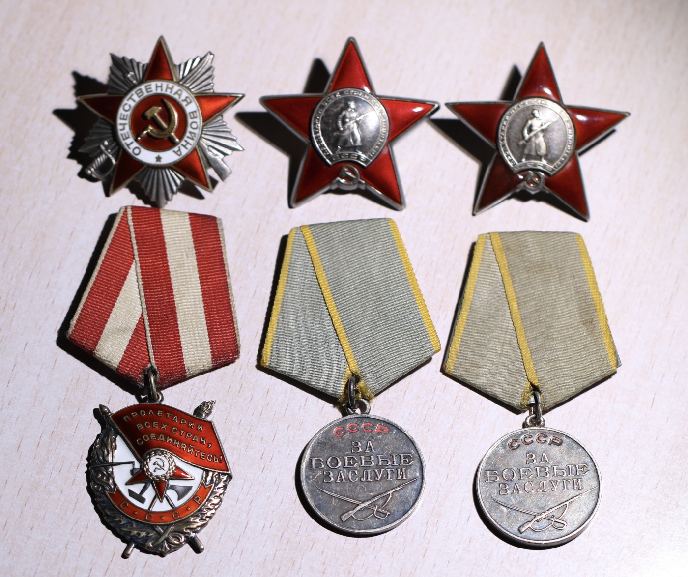 大猫徽章拍卖232期 苏联双红星红旗套 档案齐全 台阶红星有修复