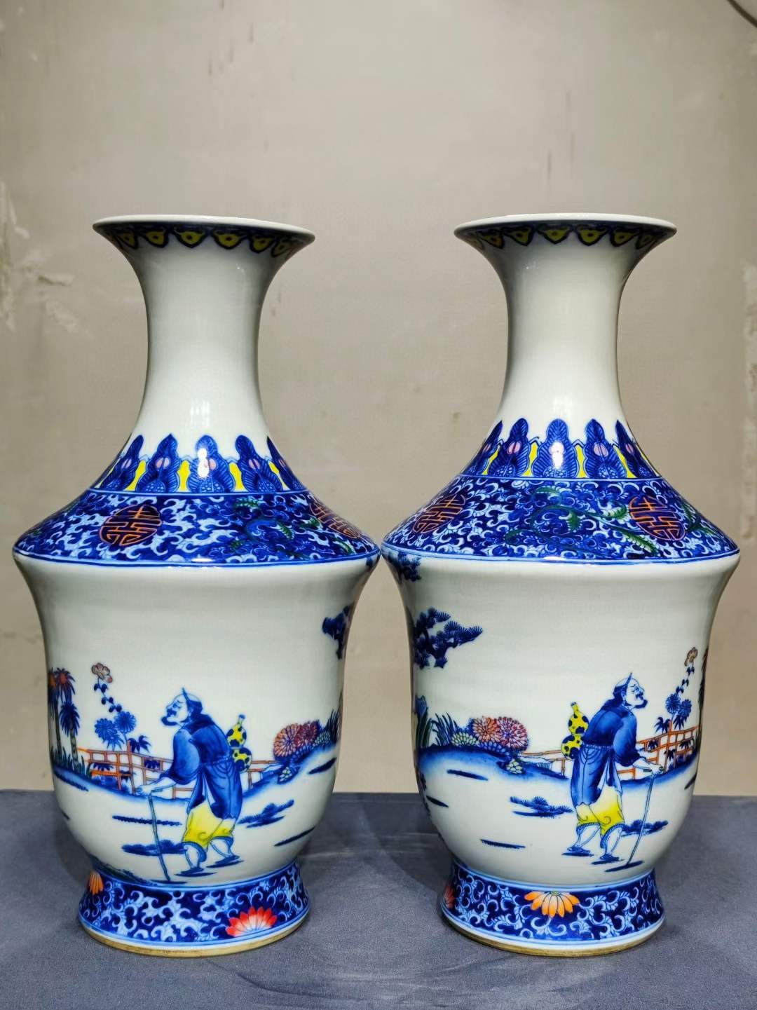 美品·款识“大清咸丰年制”精工细作满工青花粉彩八仙纹赏瓶一对。