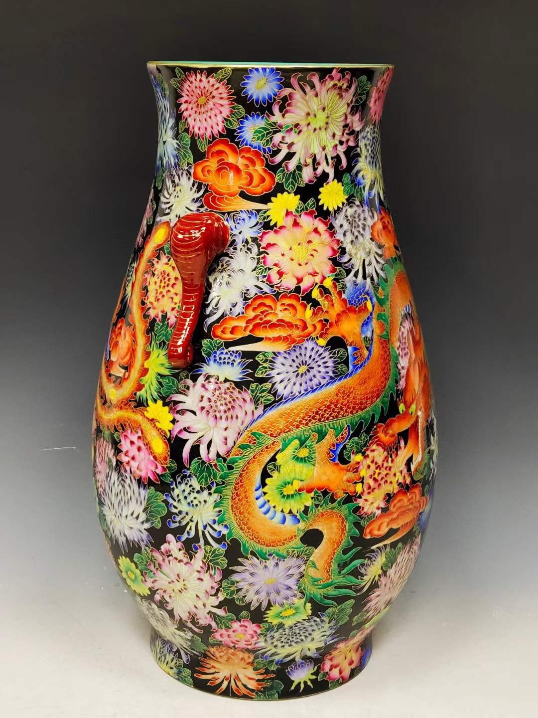 美品·款识“大清乾隆年制”精工细作满工描金掐丝珐琅彩龙凤穿花纹象耳尊。 美品·款识“大清乾隆年制”精工细作满工描金掐丝珐琅彩龙凤穿花纹象耳尊。