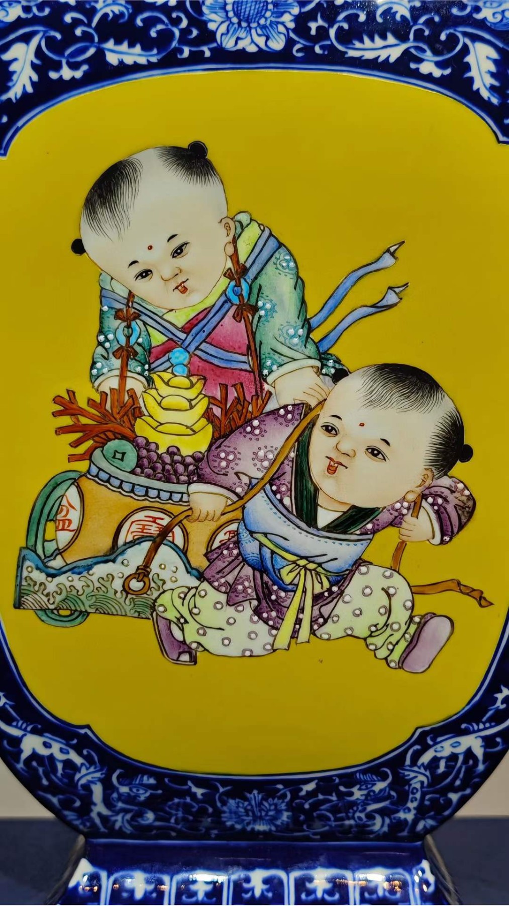 美品·款识“大清乾隆年制”精工细作满工青花四面开窗黄釉粉彩婴戏纹四棱方瓶。