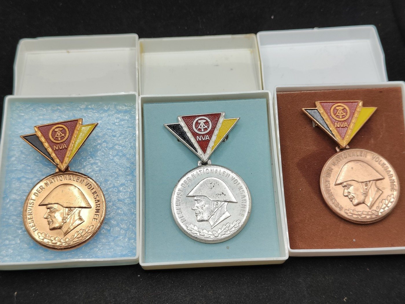 全场0元起拍 第91期 咸鱼国勋章拍卖专场 9月17日（周日）下午6：00开始 东德预备役证章 金银铜一组带盒