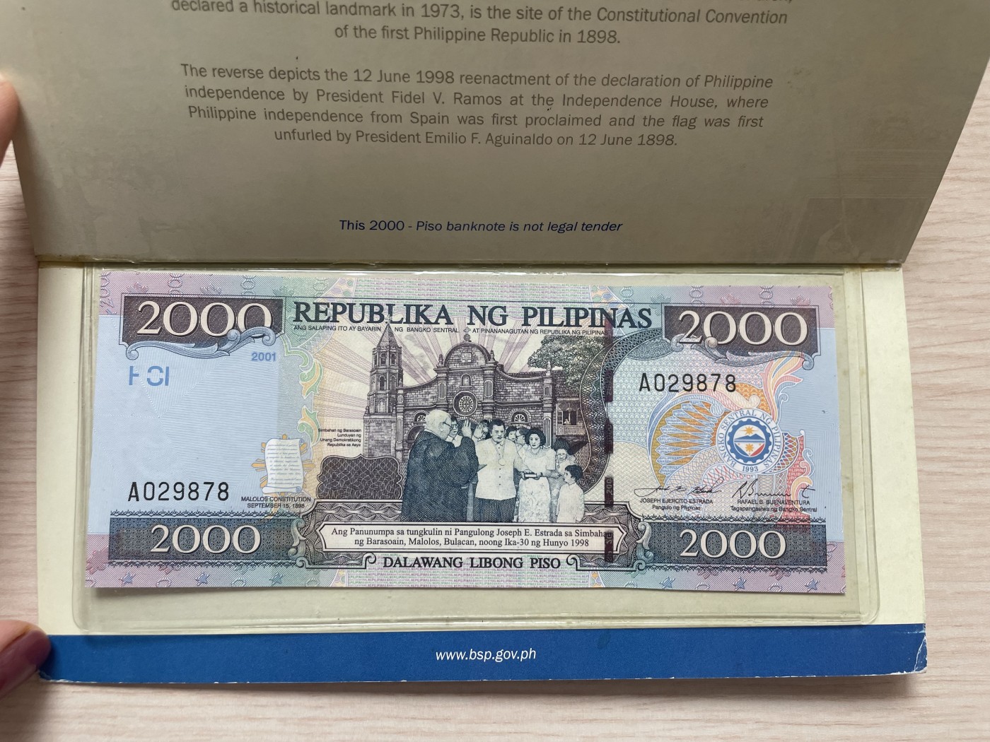 乐淘淘纸币精选 第19期  【A029878】菲律宾2001年纸币 2000比索 纪念钞 原册装 未发行缩小版A冠