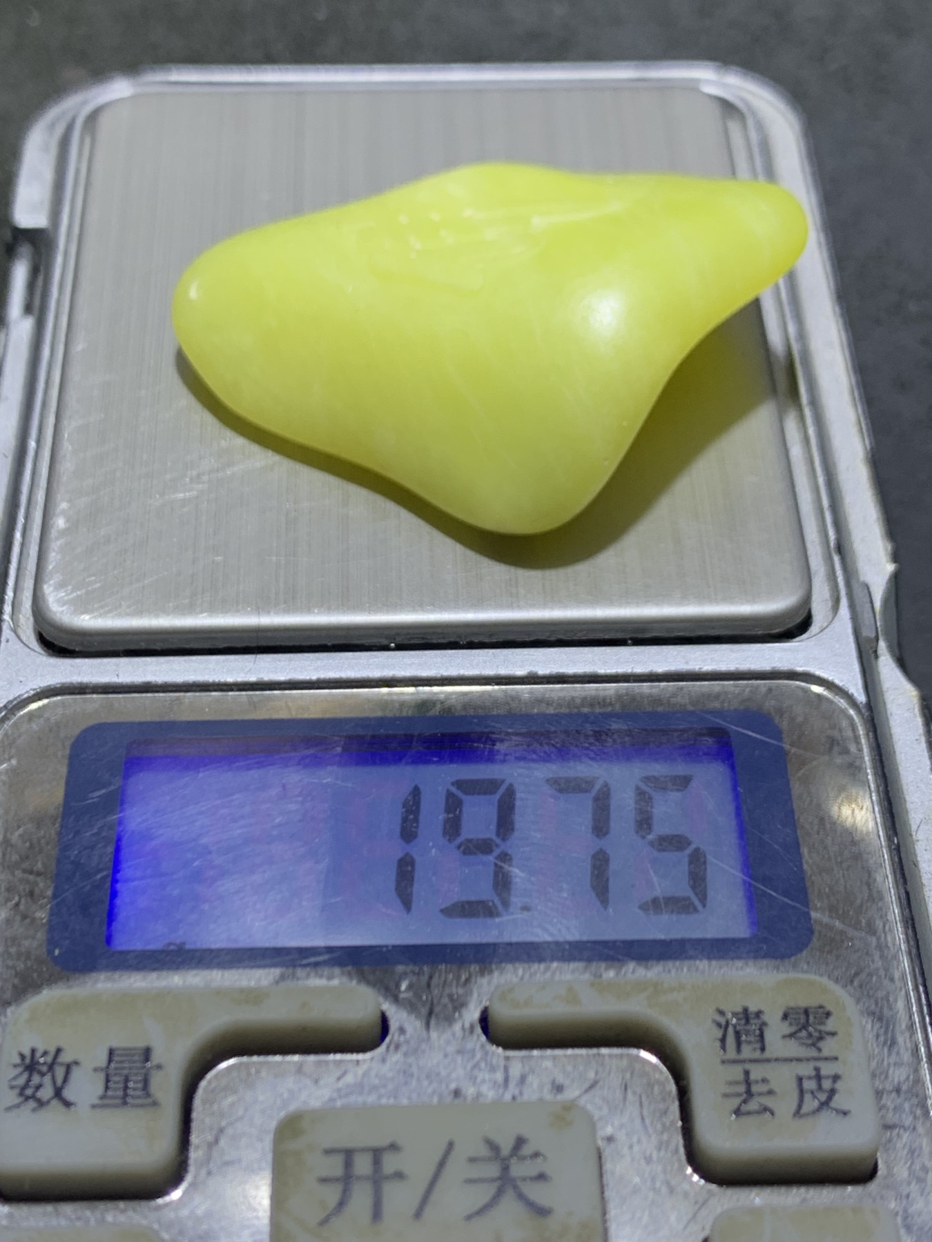 精美岫玉手工雕刻佛字吊坠（把件）一个