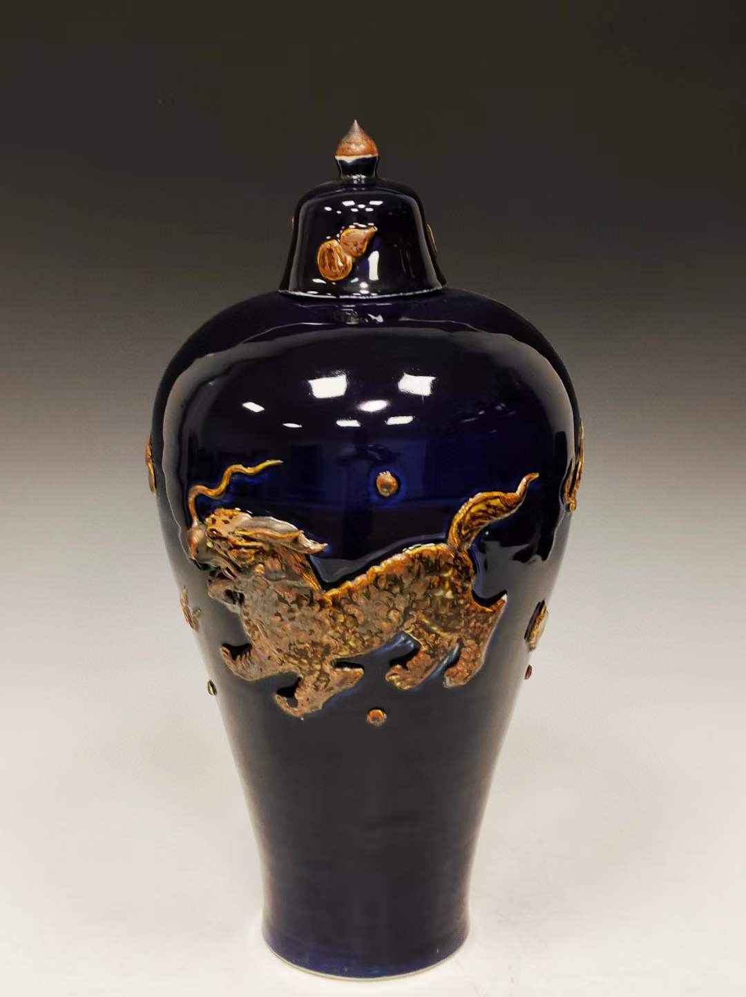 美品.精品霁蓝釉刻瓷浮雕麒麟纹带盖梅瓶一对
