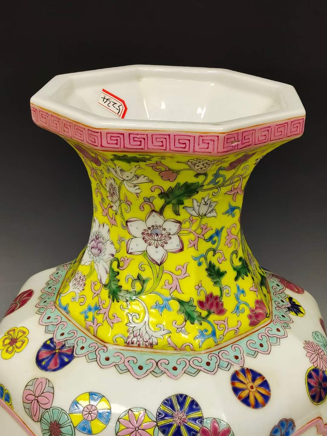 美品·款识“大清乾隆年制”精工细作满工粉彩八面开窗八仙过海纹瓜棱尊瓶。 美品·款识“大清乾隆年制”精工细作满工粉彩八面开窗八仙过海纹瓜棱尊瓶。