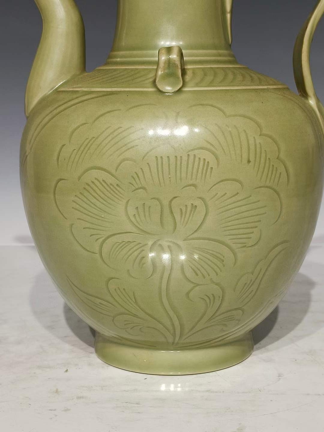 美品·精工细作满工越窑青瓷暗饰刻瓷花卉纹执壶。