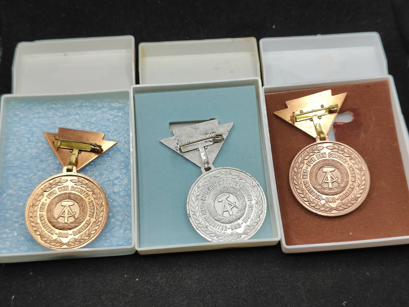 全场0元起拍 第91期 咸鱼国勋章拍卖专场 9月17日（周日）下午6：00开始 东德预备役证章 金银铜一组带盒