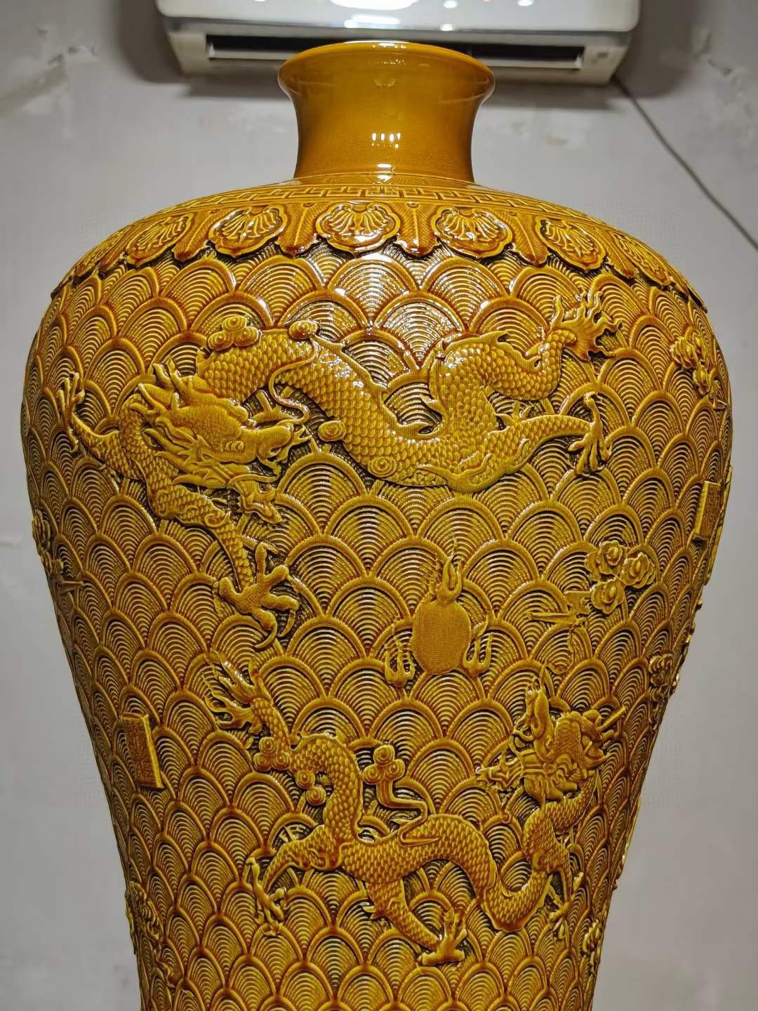 美品·款识“大清乾隆年制”精工细作满工黄釉高浮雕刻瓷海水龙纹梅瓶。 美品·款识“大清乾隆年制”精工细作满工黄釉高浮雕刻瓷海水龙纹梅瓶。