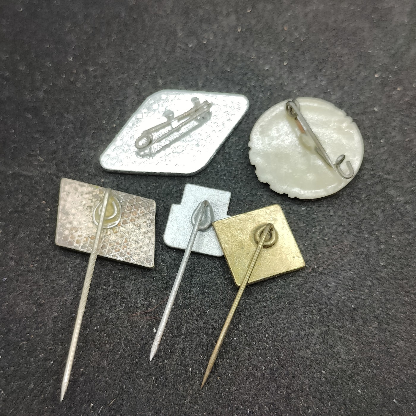 全场0元起拍 第91期 咸鱼国勋章拍卖专场 9月17日（周日）下午6：00开始 东德徽章一组