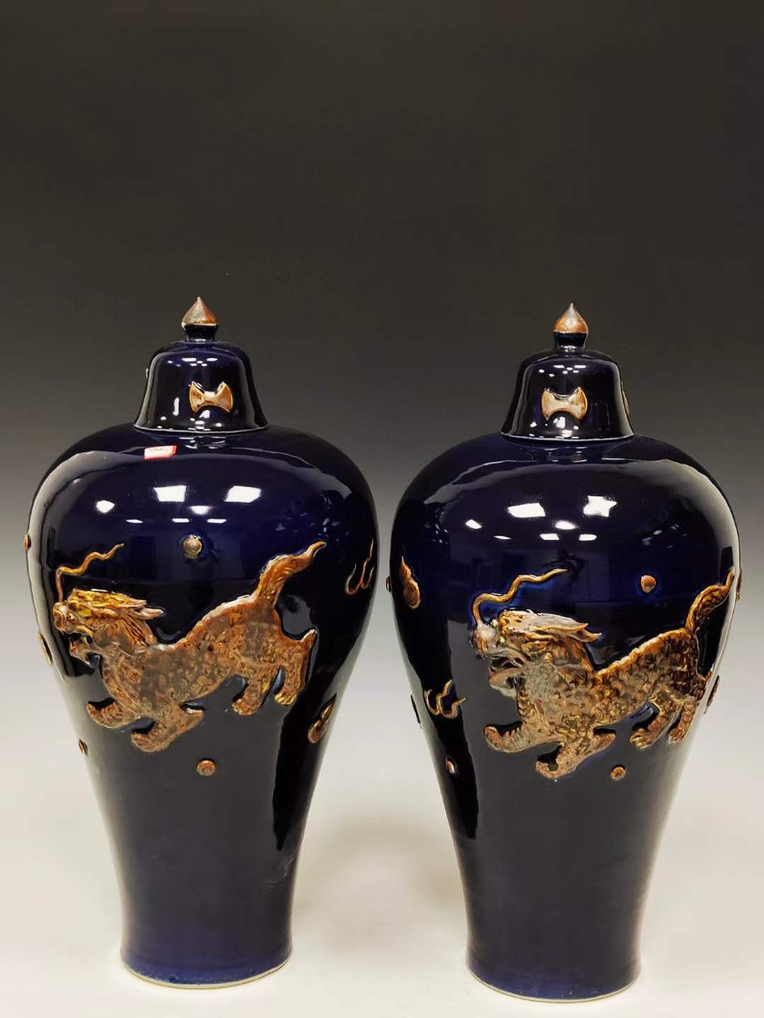 美品.精品霁蓝釉刻瓷浮雕麒麟纹带盖梅瓶一对