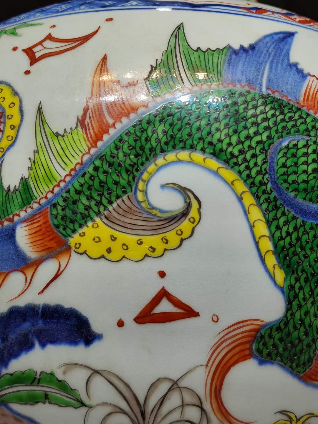 美品·款识“大明宣德年制”精工细作满工青花五彩螭龙纹天球瓶。