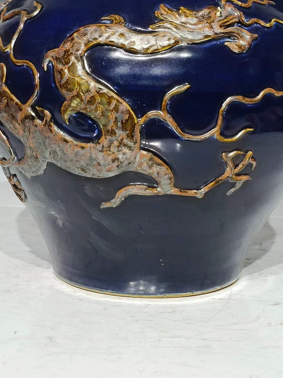 美品.精工细作满工霁蓝釉刻瓷浮雕龙纹兽首贯耳罐