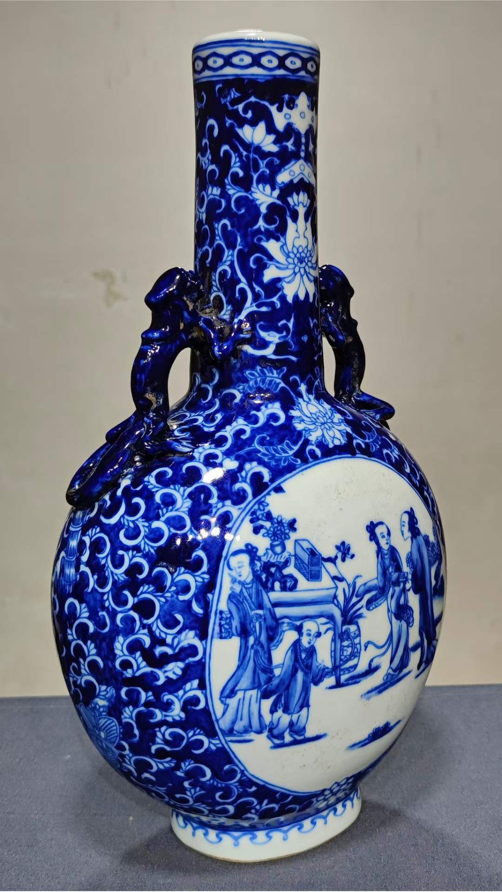 美品·款识“大清康熙年制”精工细作满工青花留白花卉缠枝莲两面开窗仕女图纹螭龙贯耳抱月瓶。