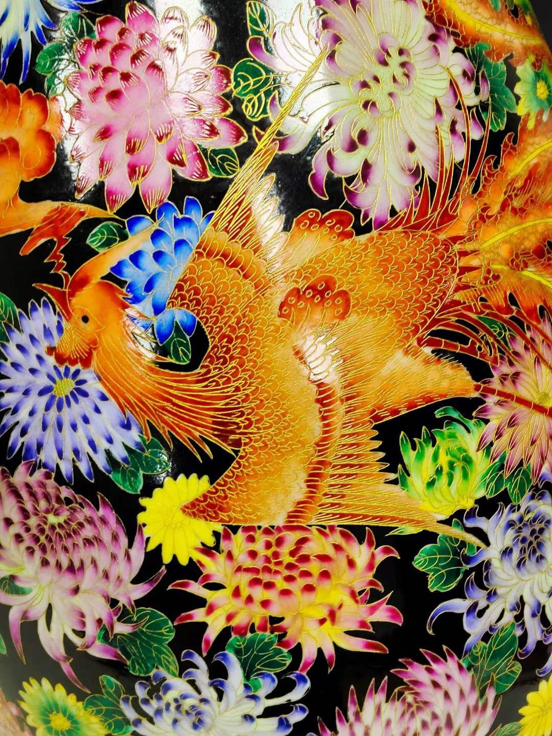 美品·款识“大清乾隆年制”精工细作满工描金掐丝珐琅彩龙凤穿花纹象耳尊。 美品·款识“大清乾隆年制”精工细作满工描金掐丝珐琅彩龙凤穿花纹象耳尊。