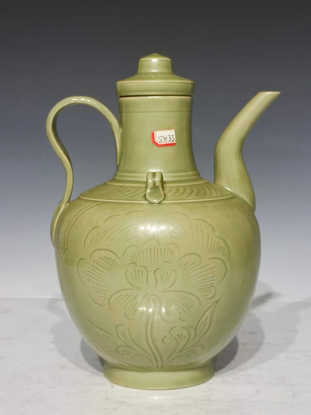 美品·精工细作满工越窑青瓷暗饰刻瓷花卉纹执壶。