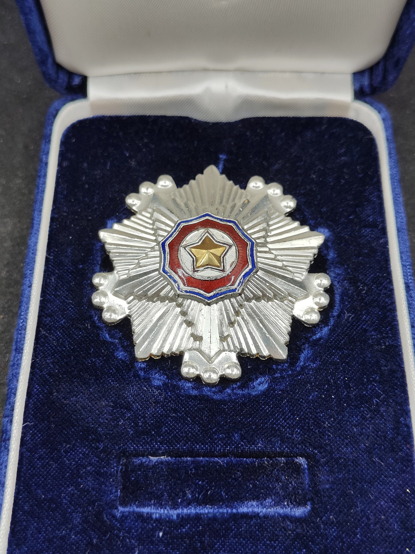 全场0元起拍 第91期 咸鱼国勋章拍卖专场 9月17日（周日）下午6：00开始 朝总联版烫金国徽盒 三级国旗勋章