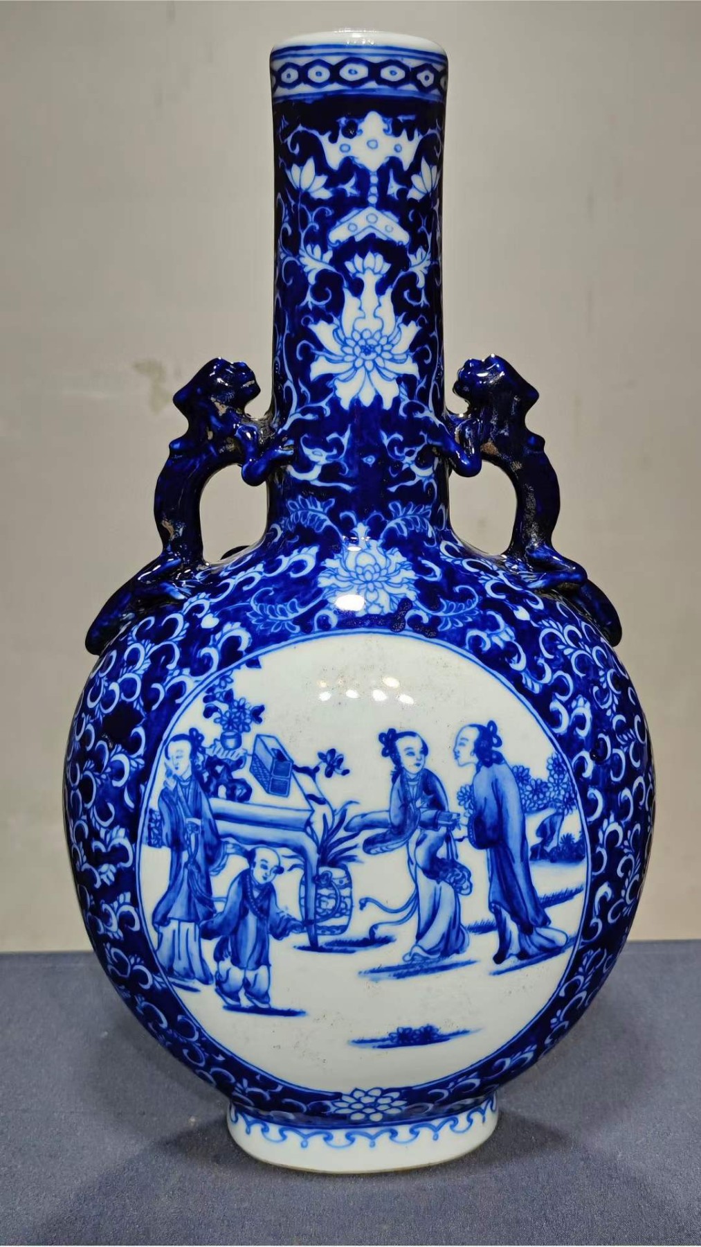 美品·款识“大清康熙年制”精工细作满工青花留白花卉缠枝莲两面开窗仕女图纹螭龙贯耳抱月瓶。
