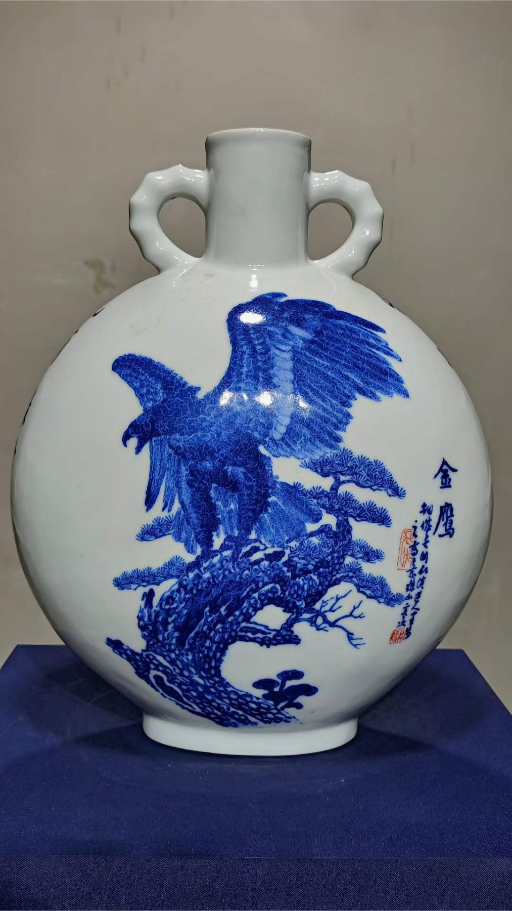美品·王步作品·精工细作满工青花开窗“张天师”“金鹰”纹抱月瓶。 “先有绿芽后有天，我比天来还在先”