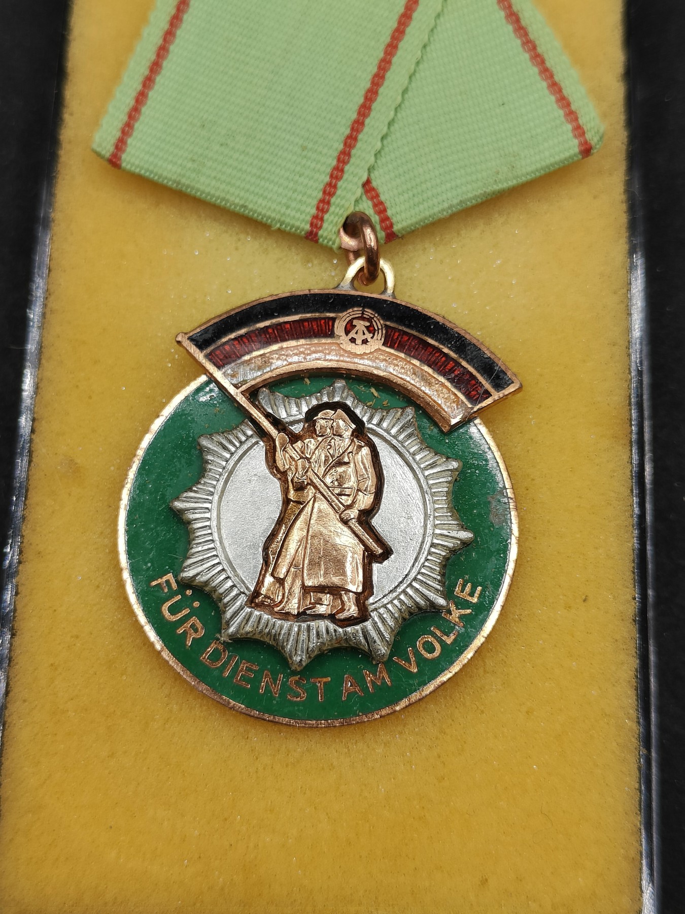 全场0元起拍 第91期 咸鱼国勋章拍卖专场 9月17日（周日）下午6：00开始 东德人民警察荣誉奖章 珐琅带盒