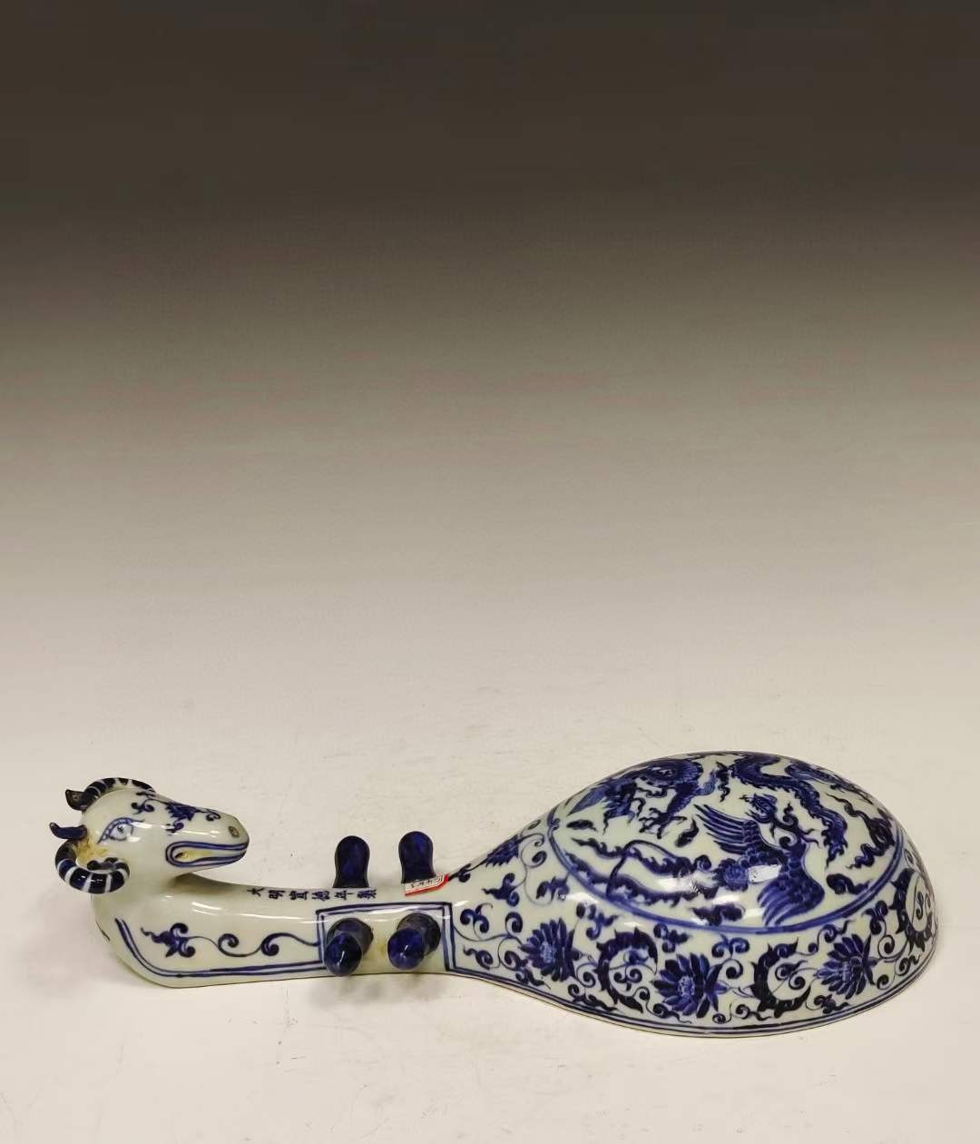 美品.款识“大明宣德年制”精工细作满工青花缠枝莲龙凤纹刻瓷羊头琴